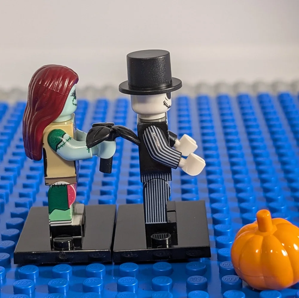 2 Minifigures- Jack and Sally Minifigures Nightmare Before Christmas Disney Toy - Picture 4 of 5